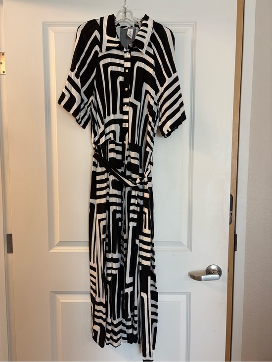 H&M Dresses & Skirts - H&M Black & White Geometric Maxi Shirt Dress with Tie Waist